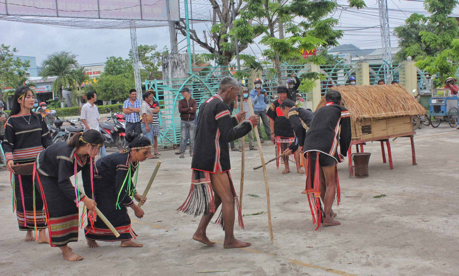 Tái hiện Lễ xuống giống-nghi lễ nông nghiệp đặc thù của cư dân Jrai. Ảnh: Minh Châu