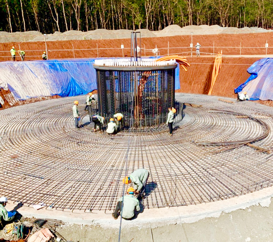 Đổ bê tông móng trụ tuabin điện gió Nhà máy Điện gió phát triển miền núi (huyện Chư Prông). Ảnh: Hà Duy Đổ bê tông móng trụ tuabin điện gió Nhà máy Điện gió phát triển miền núi (huyện Chư Prông). Ảnh: Hà Duy