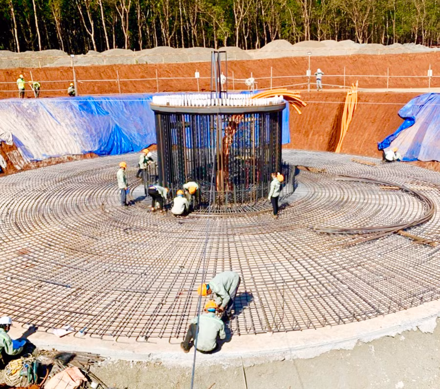 Đổ bê tông móng trụ tuabin điện gió Nhà máy Điện gió phát triển miền núi (huyện Chư Prông). Ảnh: Hà Duy