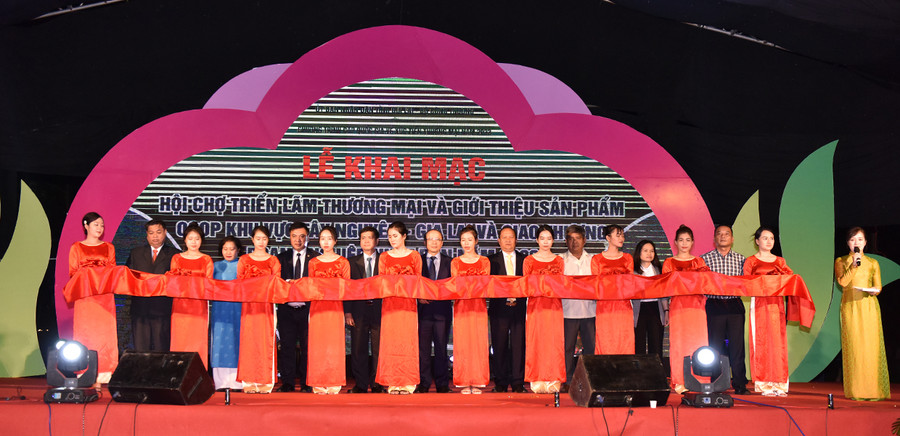 Lãnh đạo tỉnh và các đại biểu cắt băng khai mạc hội chợ. Ảnh: Đức Thụy Lãnh đạo tỉnh và các đại biểu cắt băng khai mạc. Ảnh: Đức Thụy