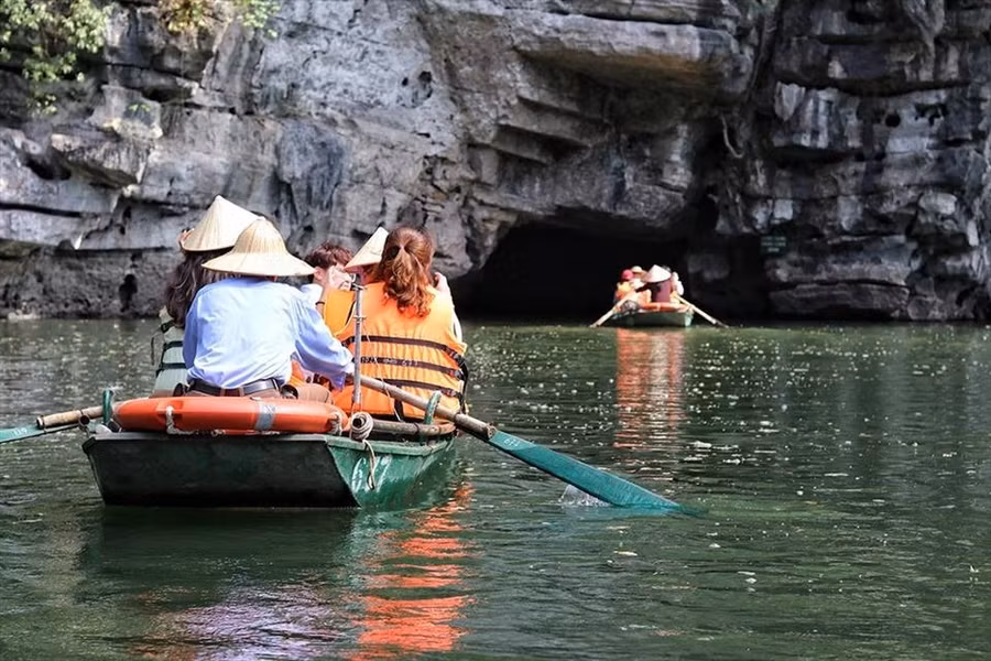 Khách du lịch tham quan Tràng An (Ninh Bình). Ảnh: Tư liệu