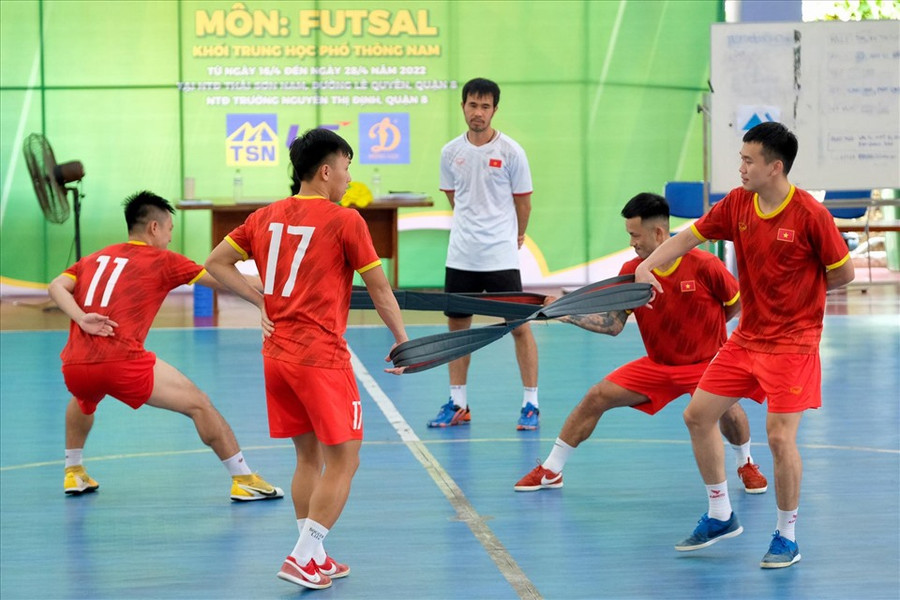 Thầy trò huấn luyên viên Phạm Minh Giang đang tích cực tập luyện hướng tới SEA Games 31. Ảnh: VFF