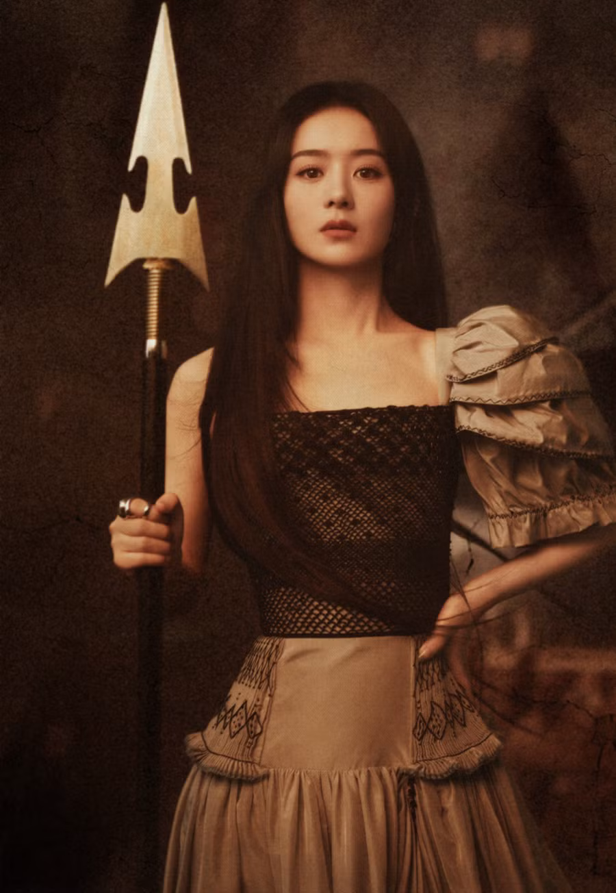 Trong ảnh, nữ diễn viên diện những bộ váy sang chảnh tôn dáng và gây ấn tượng mạnh với đạo cụ là cây thương dài sắc nhọn cùng chiếc vương miện kiêu sa. Ảnh: WEIBO NV Trong ảnh, nữ diễn viên diện những bộ váy sang chảnh tôn dáng và gây ấn tượng mạnh với đạo cụ là cây thương dài sắc nhọn cùng chiếc vương miện kiêu sa. Ảnh: WEIBO NV