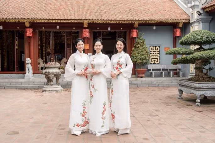 Hoa hậu Thể thao Trần Thị Quỳnh (bìa phải) cũng tái xuất sau khi rời xa showbiz.