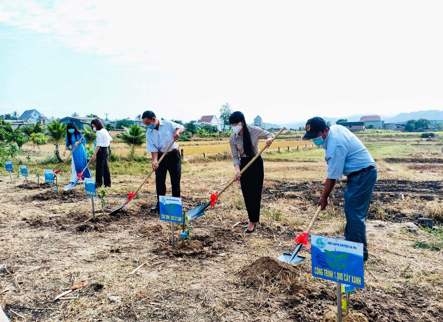 Hội LHPN huyện Ia Pa phát động trồng 1.000 cây xanh. Ảnh: Minh Châu