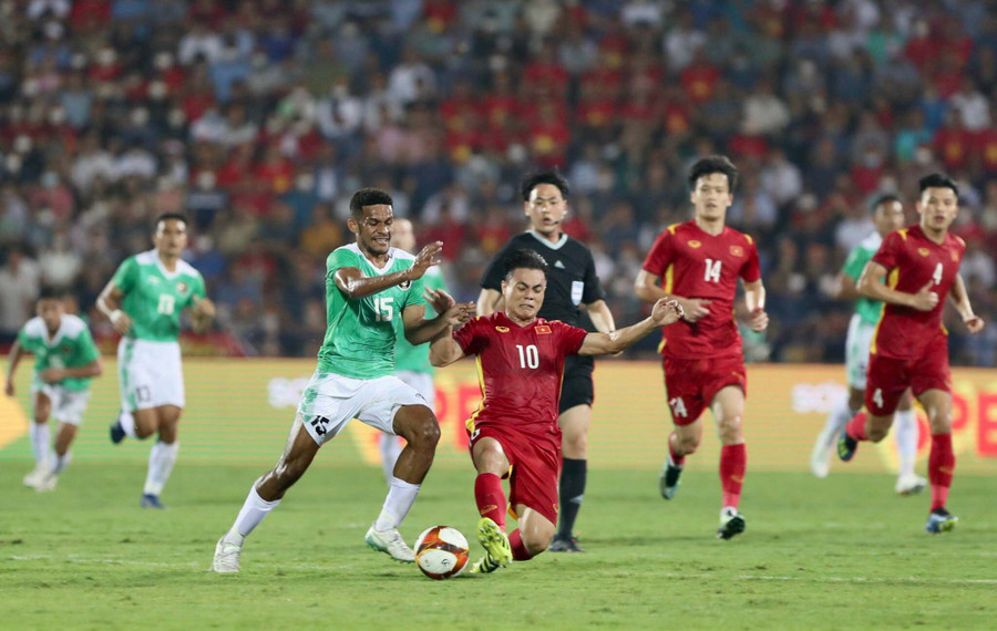 Trận đấu đã diễn ra với nhiều pha bóng quyết liệt. Ảnh: Văn Hữu