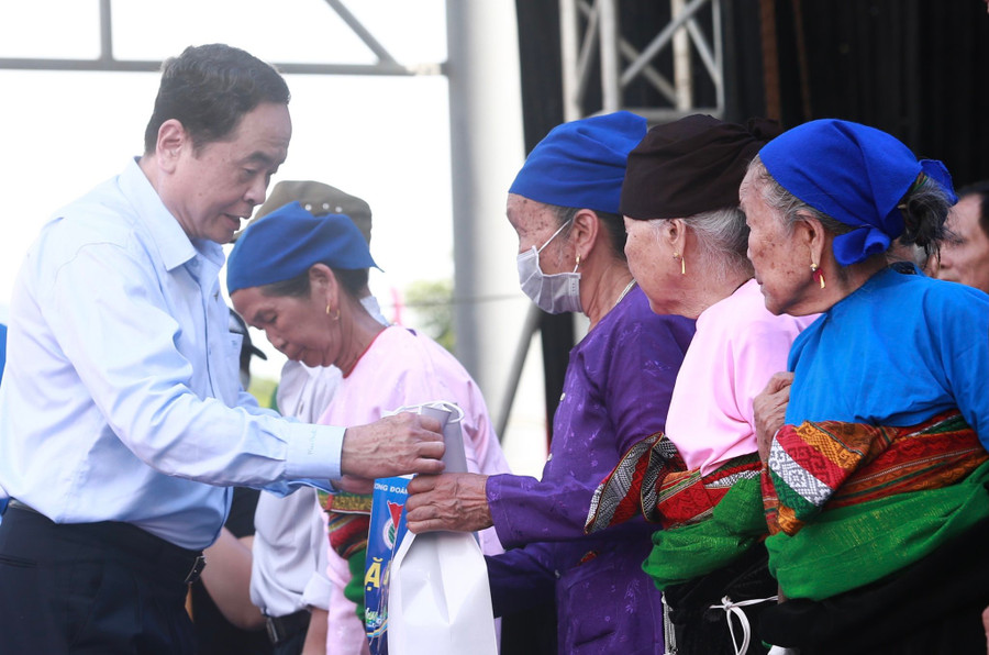 Ông Trần Thanh Mẫn trao quà cho những gia đình chính sách. Ảnh: BẢO ANH