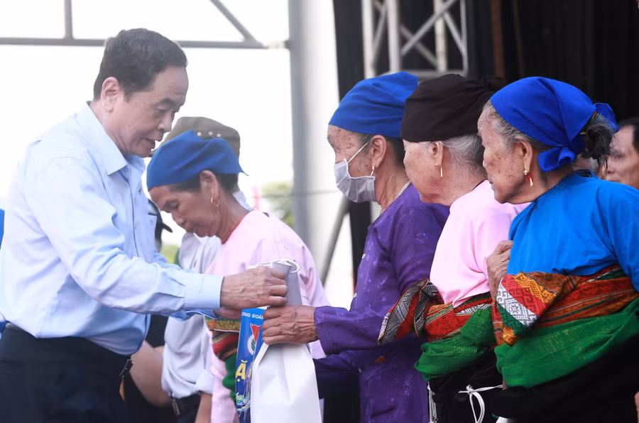 Ông Trần Thanh Mẫn trao quà cho những gia đình chính sách. Ảnh: BẢO ANH