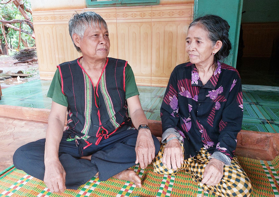 Hai vợ chồng già làng Rơ Châm Hloắc. Ảnh: Vĩnh Hoàng Dù không có con nhưng hai vợ chồng già làng Hloắc vẫn luôn đoàn kết yêu thương lẫn nhau. Ảnh: Vĩnh Hoàng