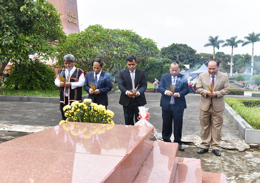 Lãnh đạo tỉnh dâng hương trước phần mộ Anh hùng Núp tại Nghĩa trang Liệt sĩ tỉnh. Ảnh: Đức Thụy