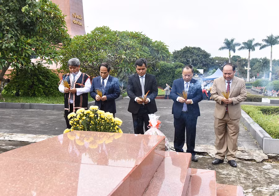 Lãnh đạo tỉnh dâng hương trước phần mộ Anh hùng Núp tại Nghĩa trang Liệt sĩ tỉnh. Ảnh: Đức Thụy