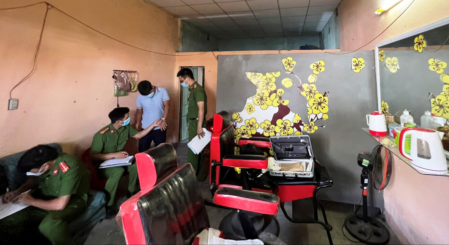 Lực lượng chức năng có mặt tại hiện trường điều tra nguyên nhân cụ ông 60 tuổi tử vong. Ảnh: C.X