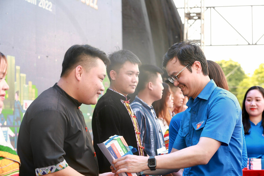 Anh Bùi Quang Huy trao quà cho những thanh niên có hoàn cảnh khó khăn. Ảnh: BẢO ANH