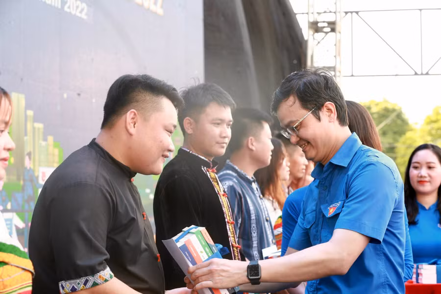 Anh Bùi Quang Huy trao quà cho những thanh niên có hoàn cảnh khó khăn. Ảnh: BẢO ANH