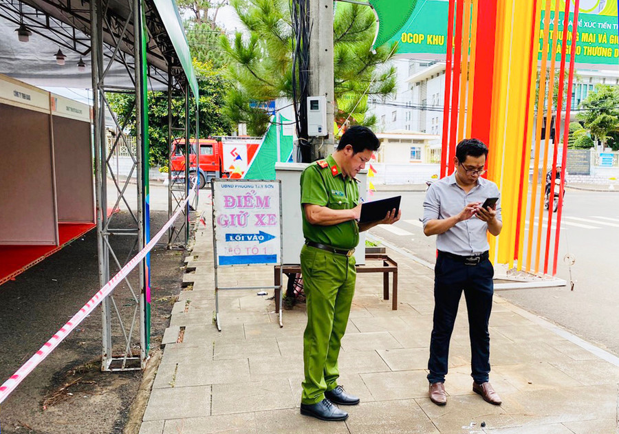  Phòng Cảnh sát Phòng cháy chữa cháy và Cứu nạn cứu hộ đã kiểm tra tại các địa điểm tổ chức Tuần sự kiện kỷ niệm 90 Ngày thành lập tỉnh. Ảnh: Văn Ngọc