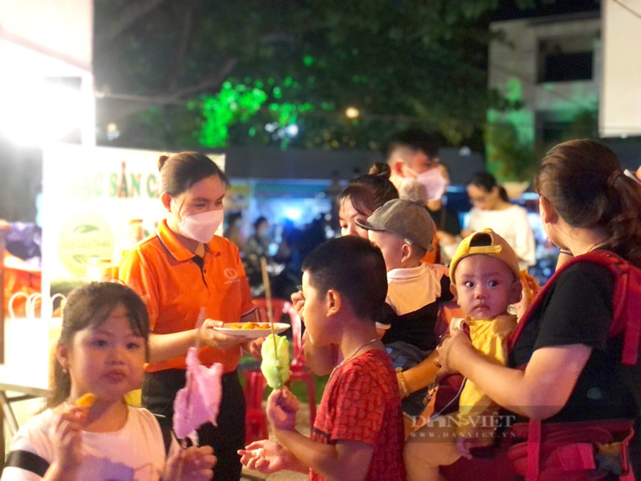 Nhiều khách hàng đang thưởng thức xoài sấy muối ớt. Ảnh: Công Tâm