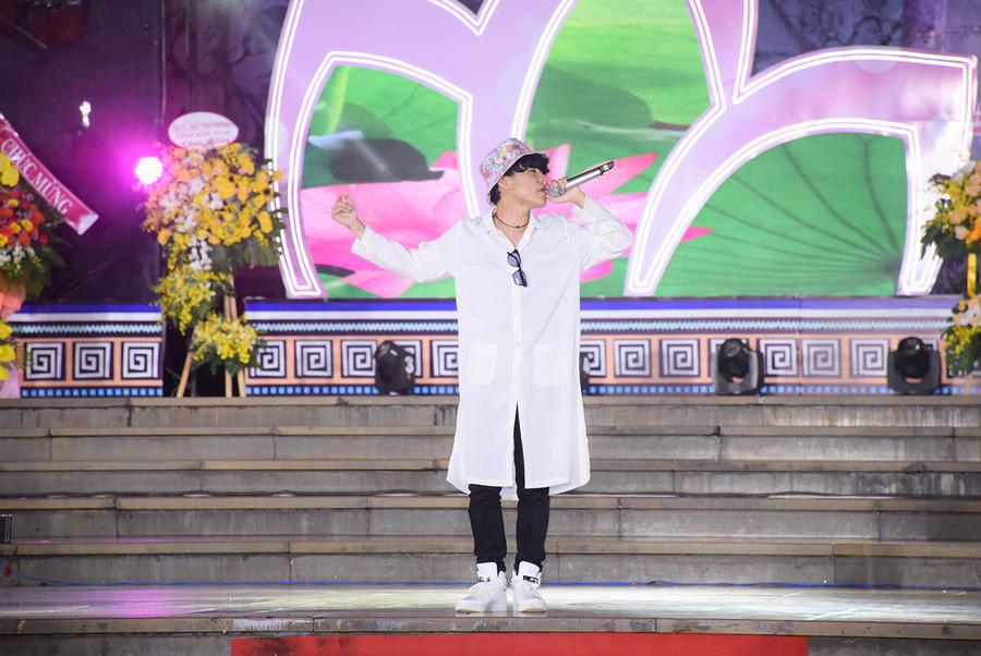 Một tiết mục biểu diễn của ca sĩ Inoue Keiichi. Ảnh: Phương Duyên