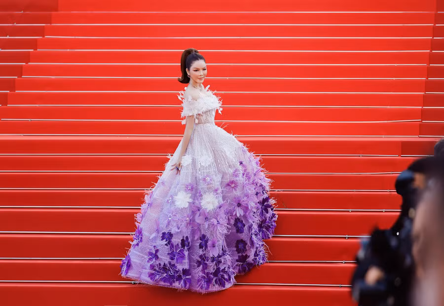 Để kịp hoàn thành chiếc váy trước ngày Lý Nhã Kỳ lên đường tham dự Cannes, 3 thợ lành nghề đã làm việc trong 675 giờ. Trong đó, khó khăn nhất phải kể đến việc đính kết hàng ngàn viên đá pha lê thủ công, tạo hiệu ứng khi di chuyển. Ảnh: JOYCE NGUYEN, LINH PHAM