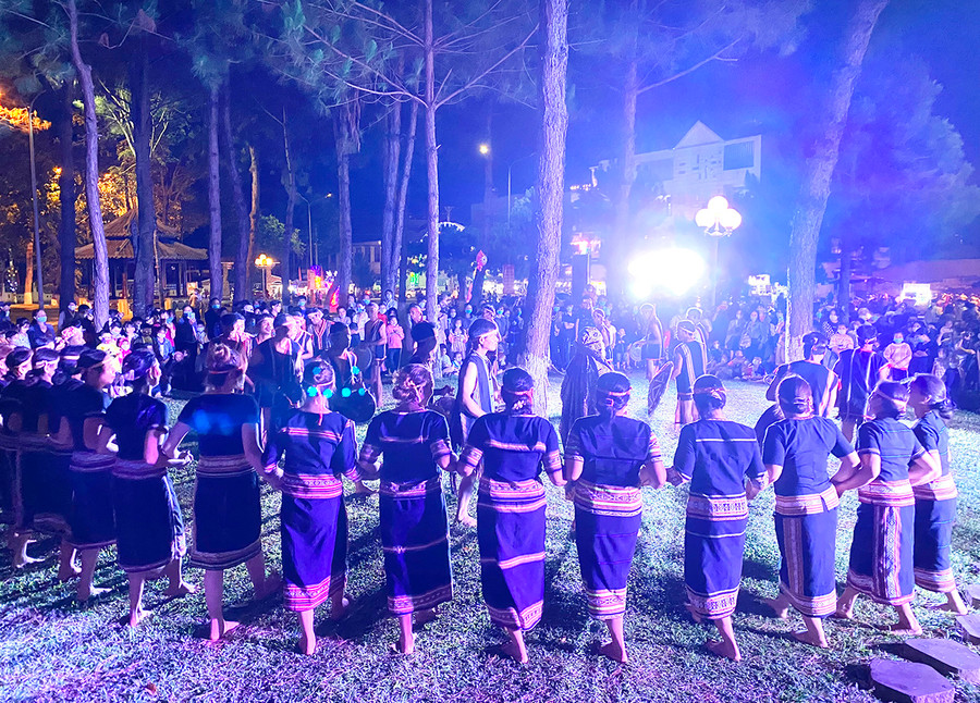 Vòng xoang Tây Nguyên hấp dẫn du khách. Ảnh: Minh Thi