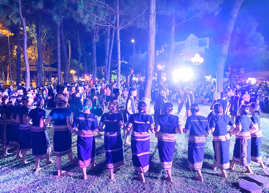 Vòng xoang Tây Nguyên hấp dẫn du khách. Ảnh: Minh Thi