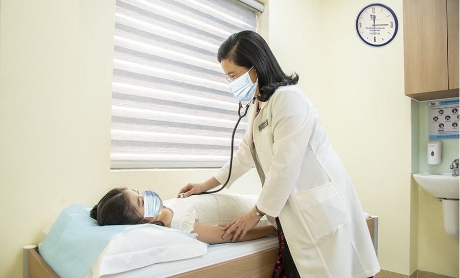 Bác sĩ Lê Phan Kim Thoa khám cho bệnh nhi. Ảnh: BVĐK TÂM ANH