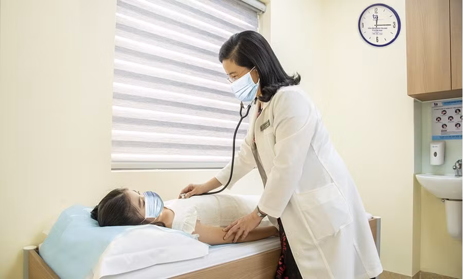 Bác sĩ Lê Phan Kim Thoa khám cho bệnh nhi. Ảnh: BVĐK TÂM ANH