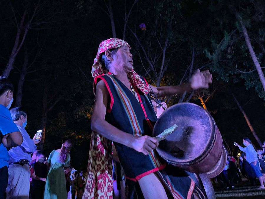 Nghệ nhân huyện Đak Đoa trình diễn đầy ngẫu hứng