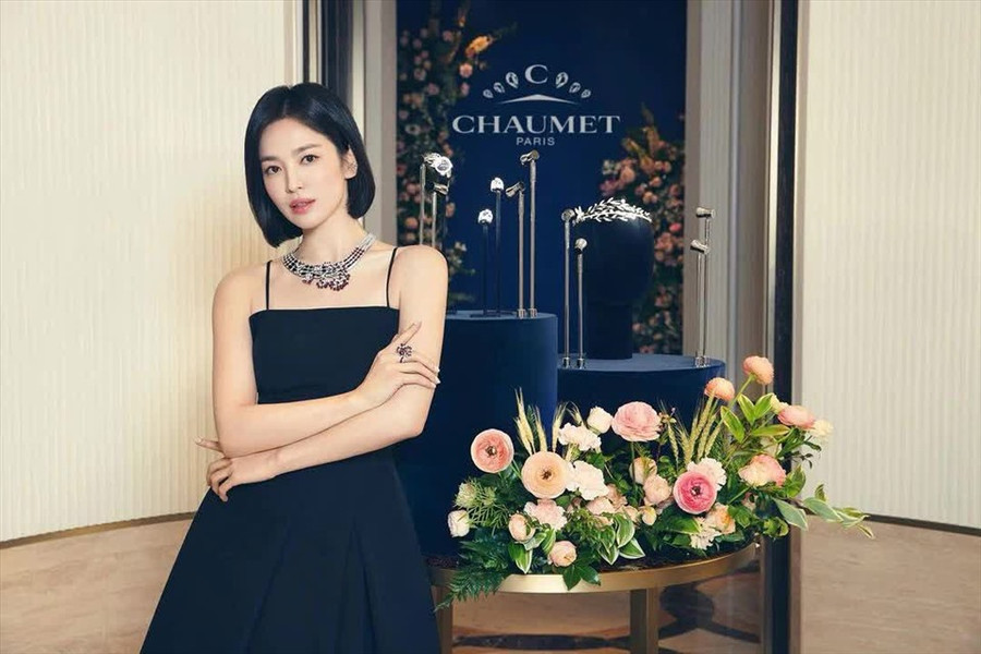 Song Hye Kyo diện váy đen hai dây đơn giản nhưng quyến rũ. Ảnh: Naver