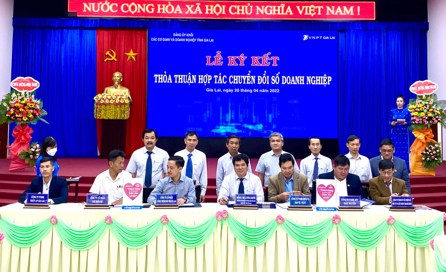 VNPT Gia Lai ký kết thỏa thuận hợp tác chuyển đổi số với 6 doanh nghiệp. Ảnh: Hà Duy