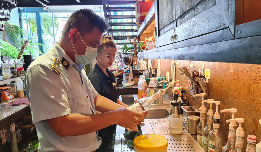  Đoàn kiểm tra liên ngành kiểm tra vệ sinh ATTP cơ sở kinh doanh dịch vụ ăn uống tại phường Iakring (TP. Pleiku). Ảnh: Bá Bính