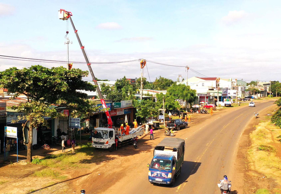 Nhân viên Điện lực Chư Sê kiểm tra hệ thống lưới điện được chụp bằng flycam. Ảnh: Khang Nghi