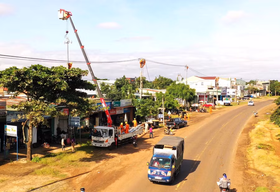 Nhân viên Điện lực Chư Sê kiểm tra hệ thống lưới điện được chụp bằng flycam. Ảnh: Khang Nghi