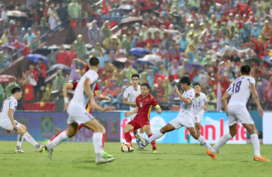 U23 Philippines chủ động phòng ngự chặt với số đông. Ảnh: Văn Hữu