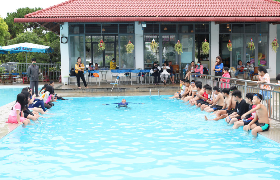 Các em học sinh Trường Tiểu học Chu Văn An được tập huấn kỹ năng bơi. Ảnh Phan Lài