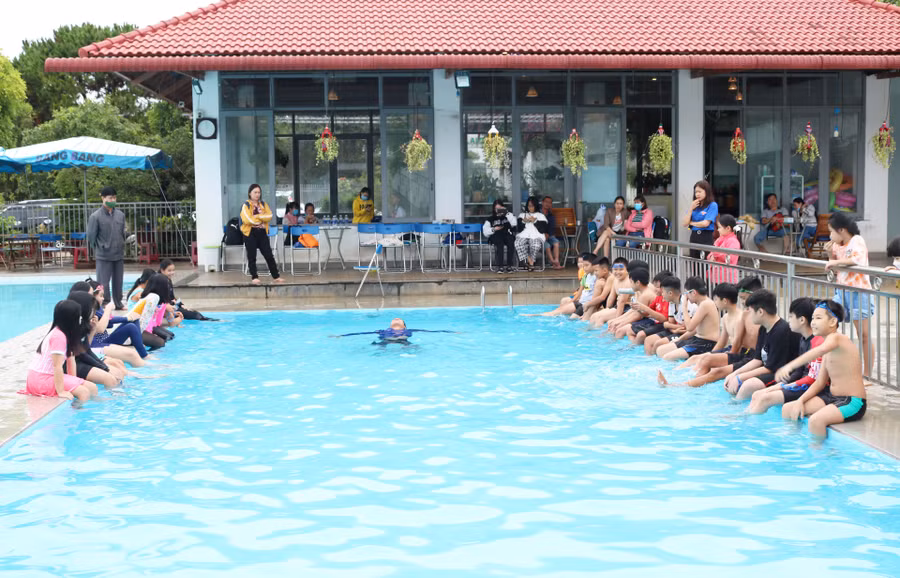 Các em học sinh Trường Tiểu học Chu Văn An được tập huấn kỹ năng bơi. Ảnh Phan Lài