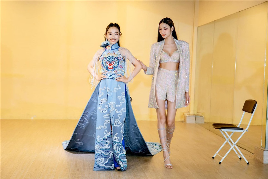 Phương Nga được Á hậu Hoàng Thùy hướng dẫn đi catwalk, trình diễn. Ảnh: FBNV.