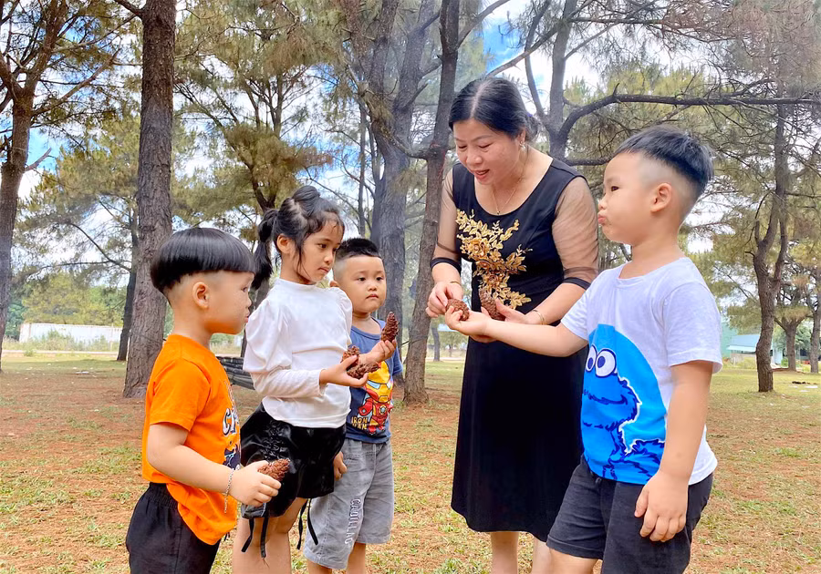 Bà Dương Thị Hoa (tổ 5, phường Thống Nhất, TP. Pleiku) cùng các cháu khám phá thiên nhiên. Ảnh: Mộc Trà