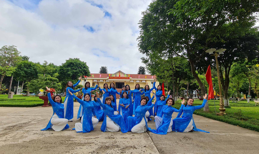 Câu lạc bộ phụ nữ dân vũ của phường Chi Lăng thường xuyên tập luyện múa dân vũ vào khoảng từ 5-6 giờ sáng hàng ngày. Ảnh: Nhật Hào