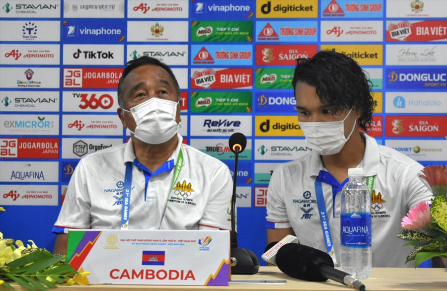 Huấn luyện viên trưởng U23 Capuchia Hirose Ryu trả lời họp báo sau trận thua 0-5 trước U23 Thái Lan. Ảnh: Trung Du