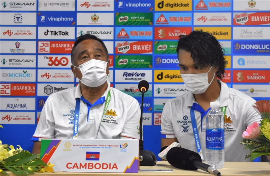 Huấn luyện viên trưởng U23 Capuchia Hirose Ryu trả lời họp báo sau trận thua 0-5 trước U23 Thái Lan. Ảnh: Trung Du