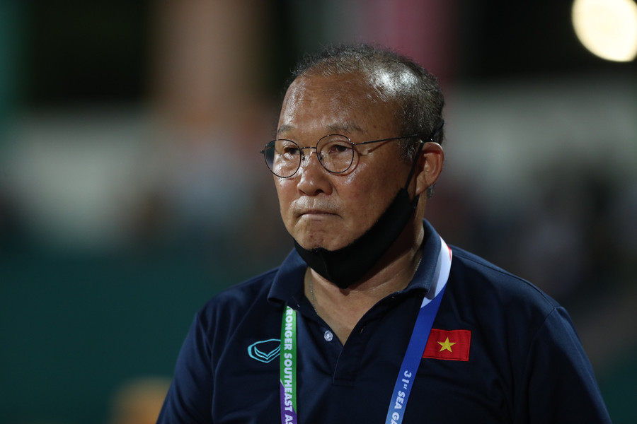 HLV Park Hang-seo sẽ phải chứng minh đội bóng của mình không chỉ giỏi chơi phòng ngự phản công. Ảnh: Văn Hữu