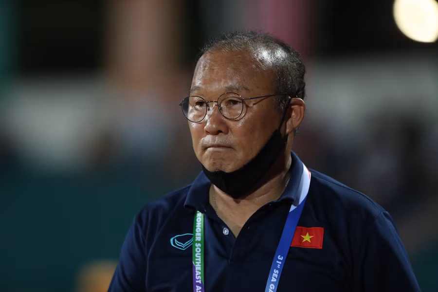 HLV Park Hang-seo sẽ phải chứng minh đội bóng của mình không chỉ giỏi chơi phòng ngự phản công. Ảnh: Văn Hữu