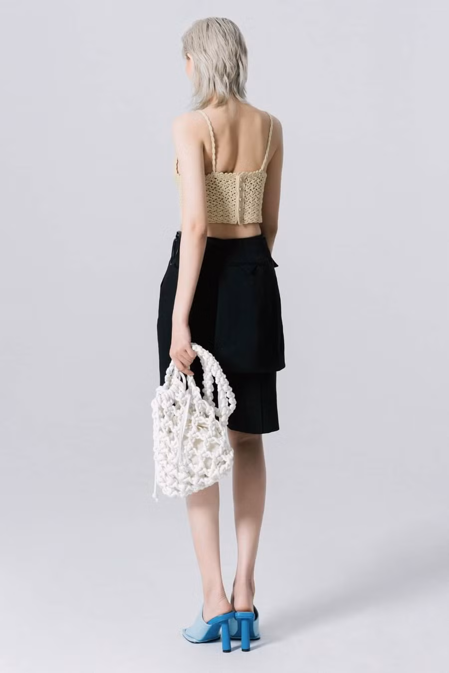 Túi xách đan móc màu trắng cũng nằm trong top những items được yêu thích mùa hè này. Bạn có thể mix chúng với bất cứ trang phục nào để tăng vẻ điệu đà, nữ tính cho set đồ.