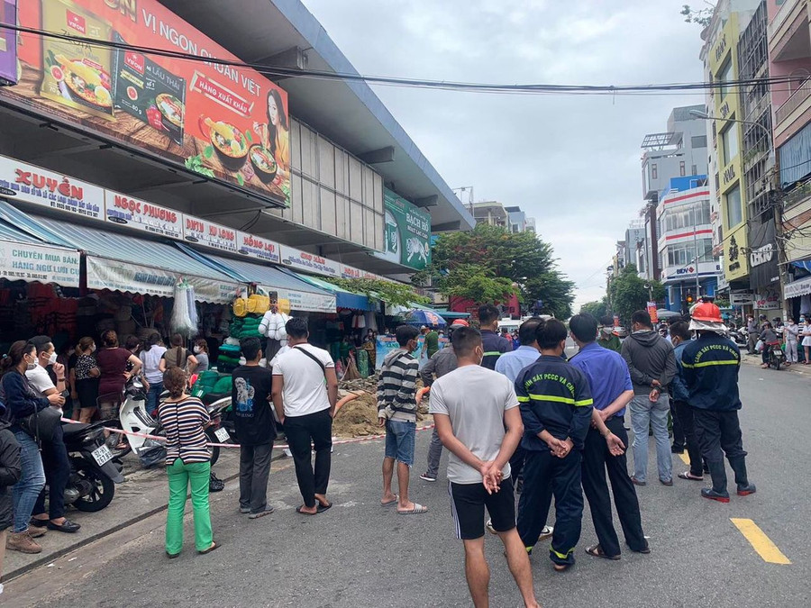  Đoạn đường bị phong tỏa để phục vụ điều tra. Ảnh: Nguyễn Tú