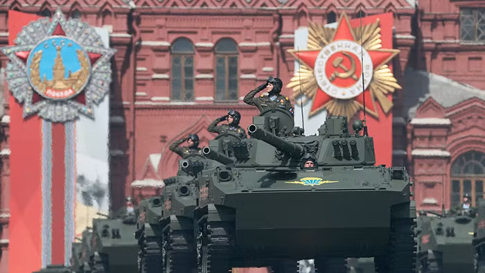 Đoàn khí tài cơ giới của quân đội Nga tham gia duyệt binh trên Quảng trường Đỏ. Ảnh: Getty Images