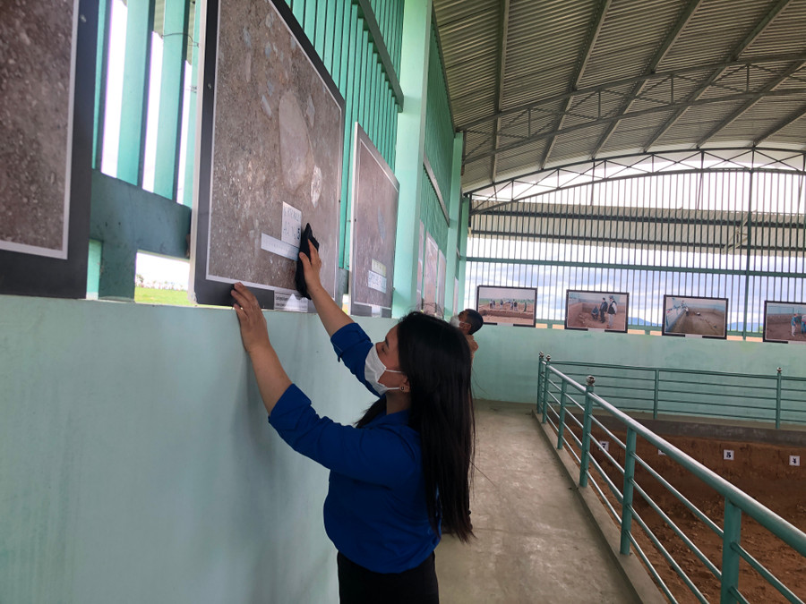 Đoàn viên thanh niên (xã Xuân An, thị xã An Khê) thường xuyên lau dọn, bảo vệ khu di tích Rộc Tưng. Ảnh: Ngọc Minh