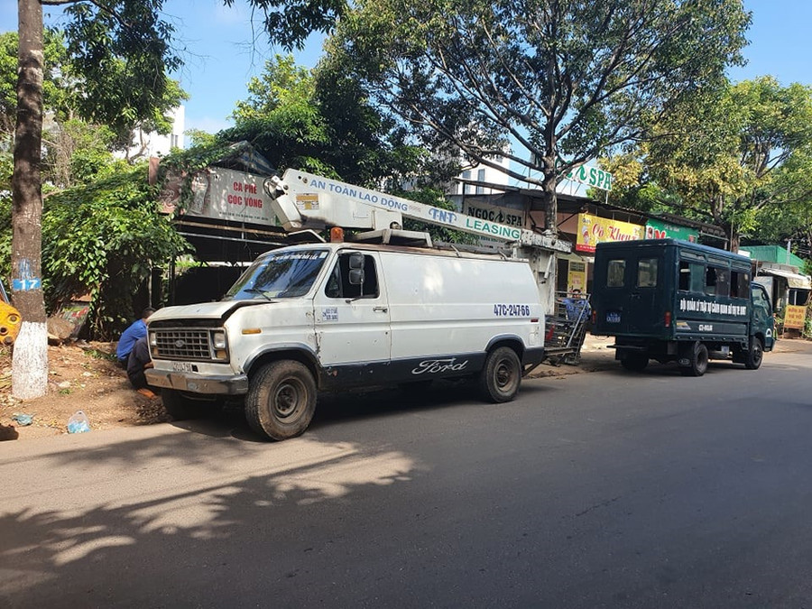 Cơ quan chức năng tiến hành cưỡng chế, tháo dỡ công trình xây trái phép. Ảnh: Bảo Trung