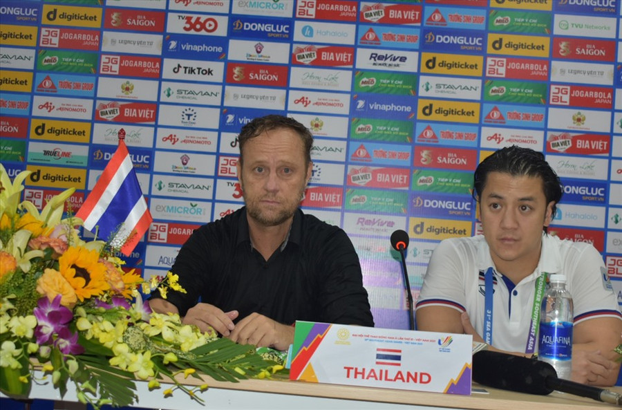 Huấn luyện viên trưởng U23 Thái Lan ướt sũng bước vào phòng họp báo sau trận thắng U23 Singapore 5-0. Ảnh: Trung Du