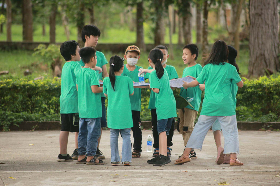 Ảnh 7: Các em thiếu nhi tham gia trò chơi tập thể tại lớp tập huấn kỹ năng sống “Vượt qua chính mình”. Ảnh Tấn Đại