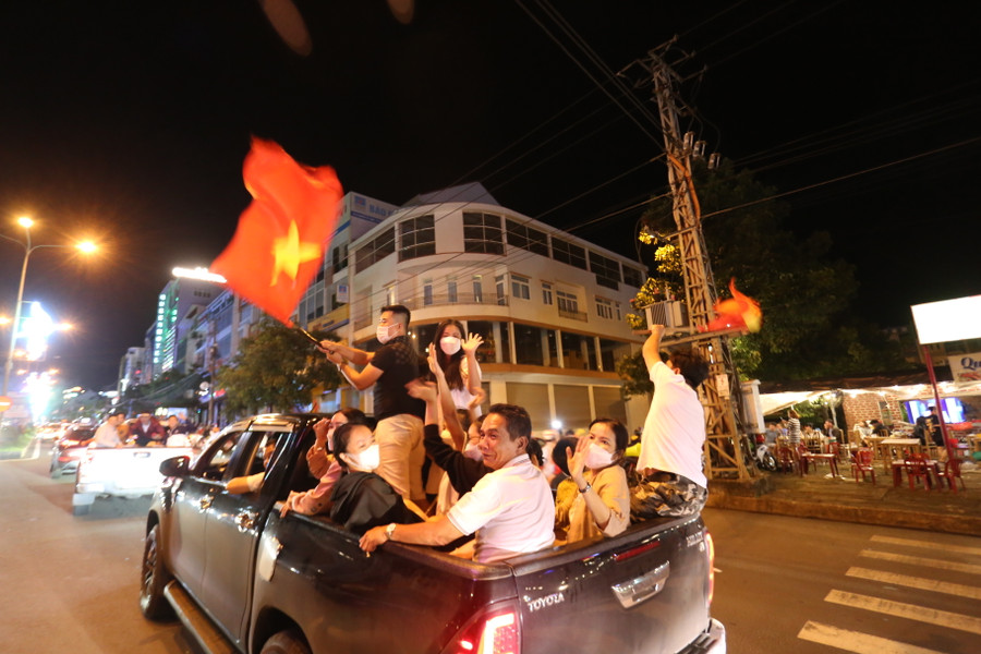  Các gia đình đã cùng nhau tận hưởng bầu không khí hiếm có với chiến thắng của U23 Việt Nam. Ảnh: Văn Ngọc